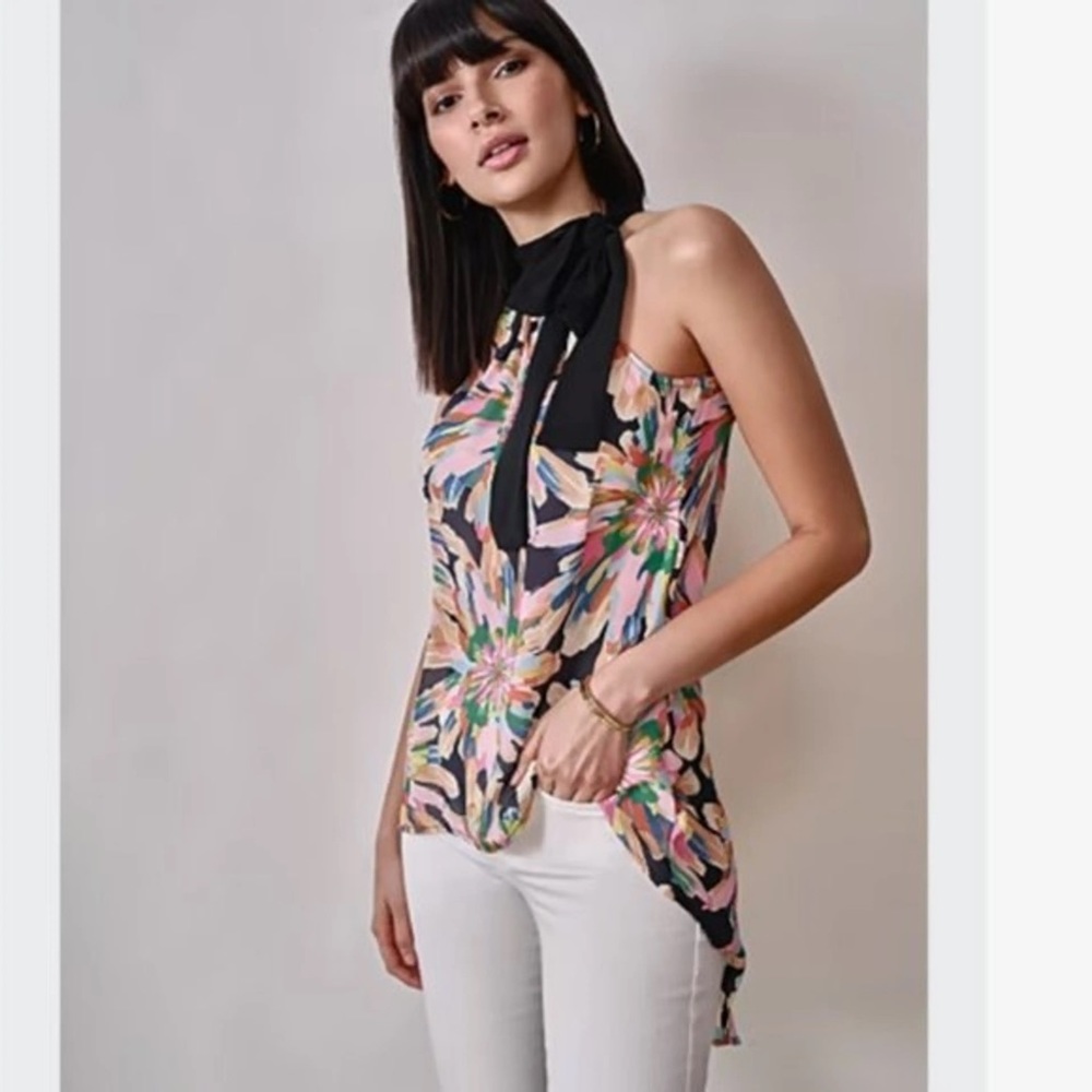 New York & Company 🌷Sleeveless floral Blouse .